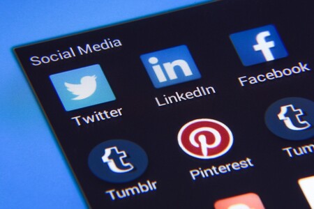 Iconos de aplicaciones de redes y plataformas sociales en la pantalla de un móvil
