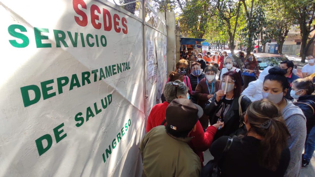 Ciudadanos se concentran y protestan en la puerta del SEDES de Cochabamba por la segunda dosis de la vacuna anti COVID Sputnik V. NOÉ PORTUGAL