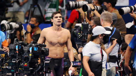 El nadador ruso Evgueni Rylov gana el oro en los 200 metros espalda y establece un récord olímpico en Tokio 2020