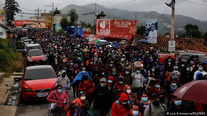 Foto de miles de personas que protestan en Guatemala.
