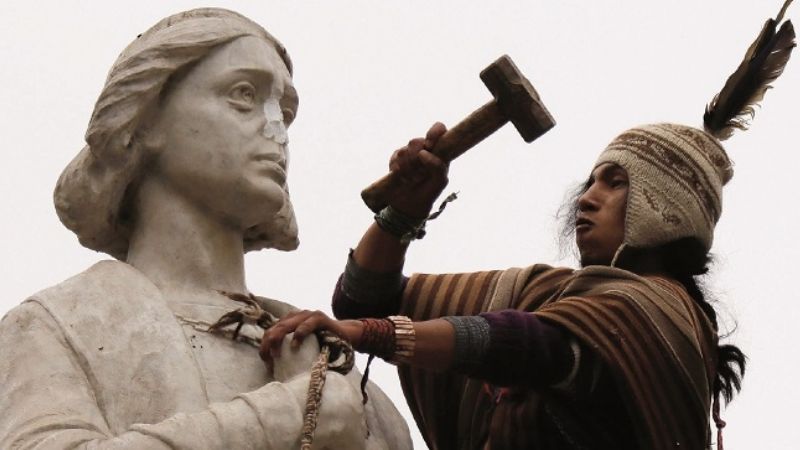 A combazos contra estatua de Colón; liberan a detenidos