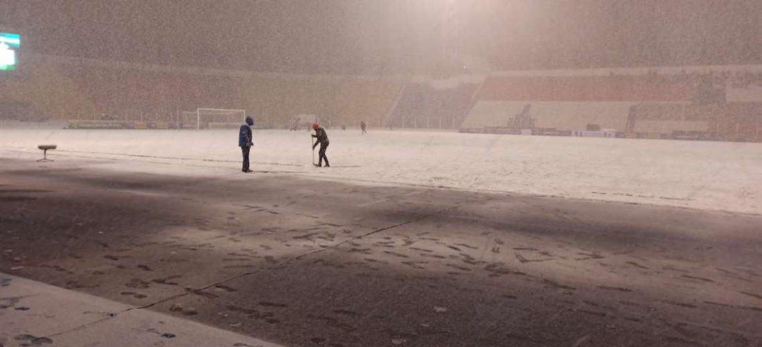 Así luce el campo de juego del estadio potosino por la caída de la nieve.
