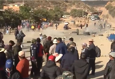 Los comunarios hicieron detonar dinamita en plena vía (Foto: Unitel)