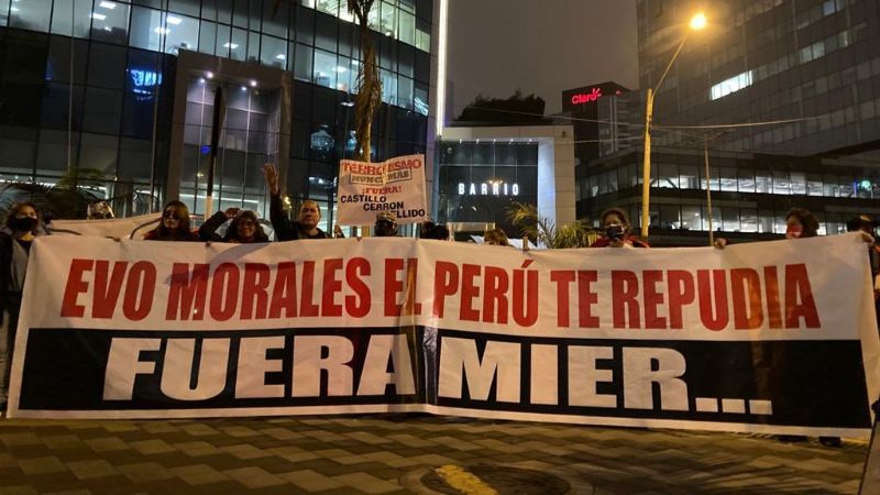 Evo llega a Lima en medio de críticas y una vigilia de rechazo fuera de su hotel