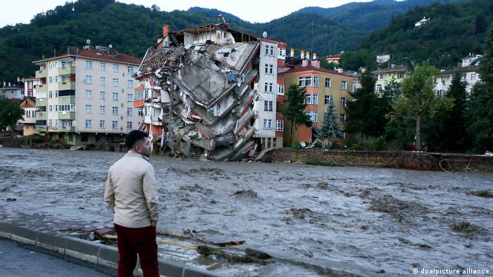 Un edificio se derrumba el miércoles al paso de la riada en Kastamonu.