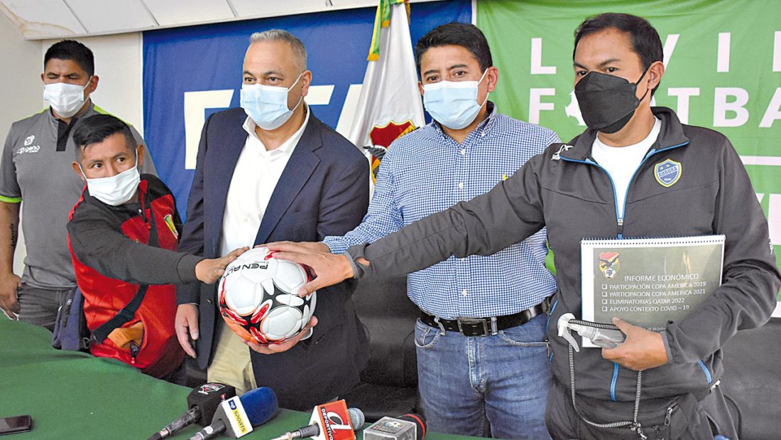 Los presidentes de los clubes Wilstermann, Aurora y Palmaflor muestran su compromiso de trabajo en favor del fútbol boliviano. NOÉ PORTUGAL