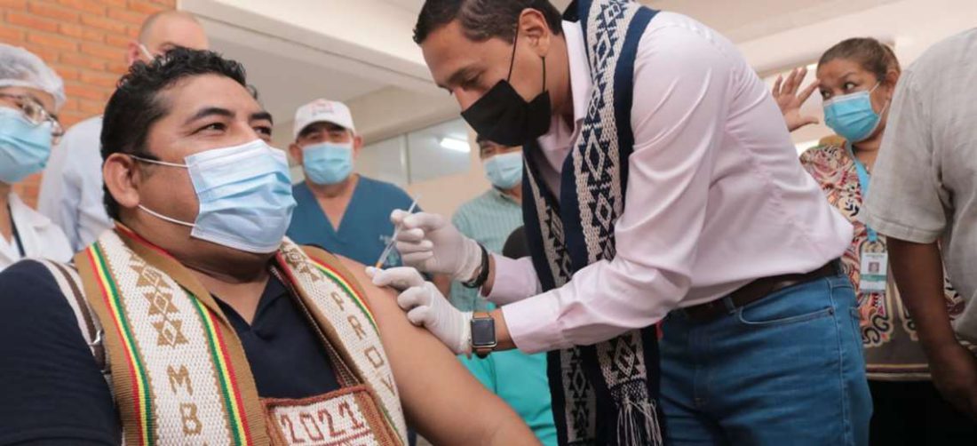 Sedes vacuna a la comunidad guaraní
