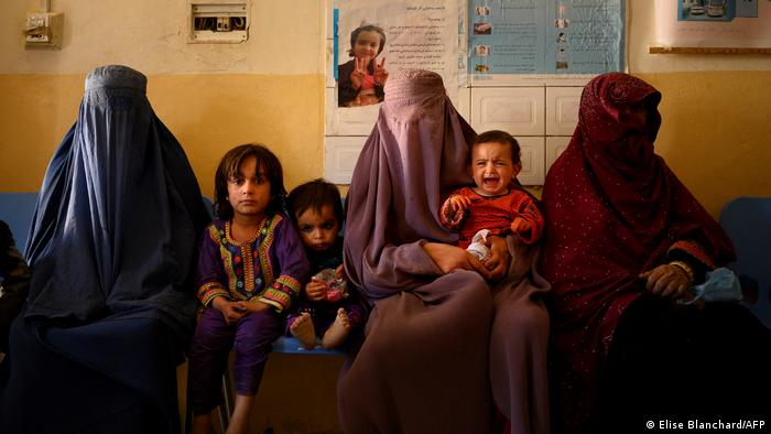 Mujeres y niñas en una clínica pediátrica de Dand, distrito afgano de Kandahar