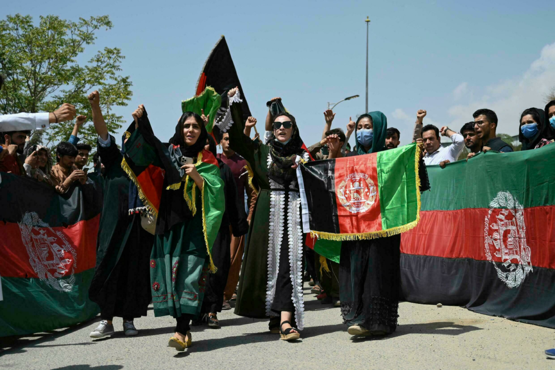 Los afganos celebran el 102º aniversario del Día de la Independencia de Afganistán con la bandera nacional en Kabul el 19 de agosto de 2021.