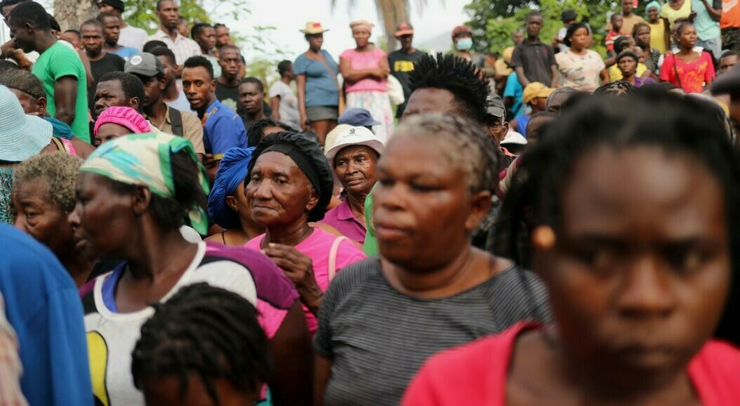 Cientos de residentes esperan recibir alimentos del Programa Mundial de Alimentos (PMA), luego del terremoto ocurrido el 14 de agosto. En Camp-Perrin, cerca de Los Cayos, Haití, el 19 de agosto de 2021.