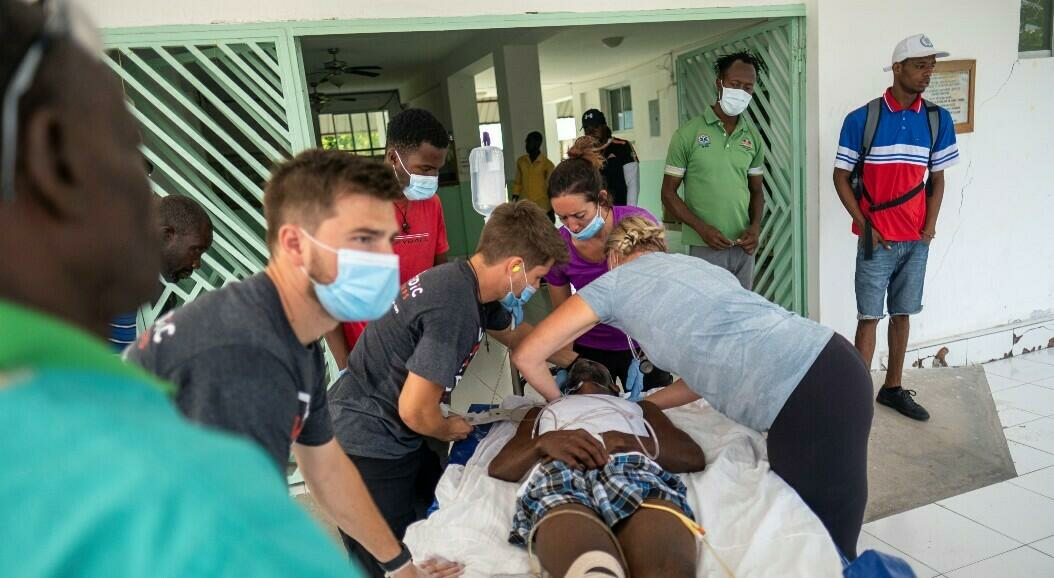 Médicos de la organización estadounidense Medic Corps estabilizan a un hombre herido, tras el terremoto de magnitud 7,2 en el Hospital Ofatma, en Los Cayos, Haití, el 19 de agosto de 2021.