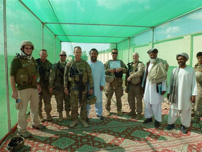 Saladino (centro, de blanco) el Equipo Provincial de Reconstrucción de la Guardia Nacional