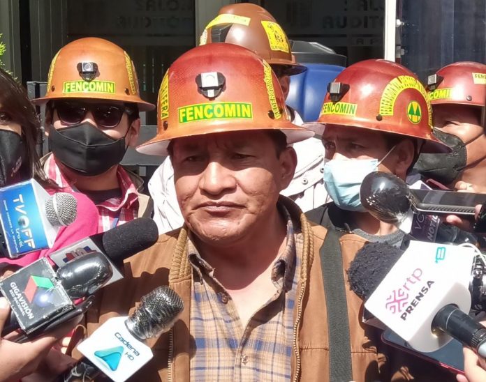 Al menos 60 mil mineros auríferos piden la renuncia del ministro Villavicencio