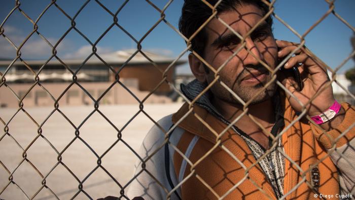 Guladin Ali, un peticionario de asilo afgano en un campo refugiados de Atenas. Aquí en diciembre de 2015