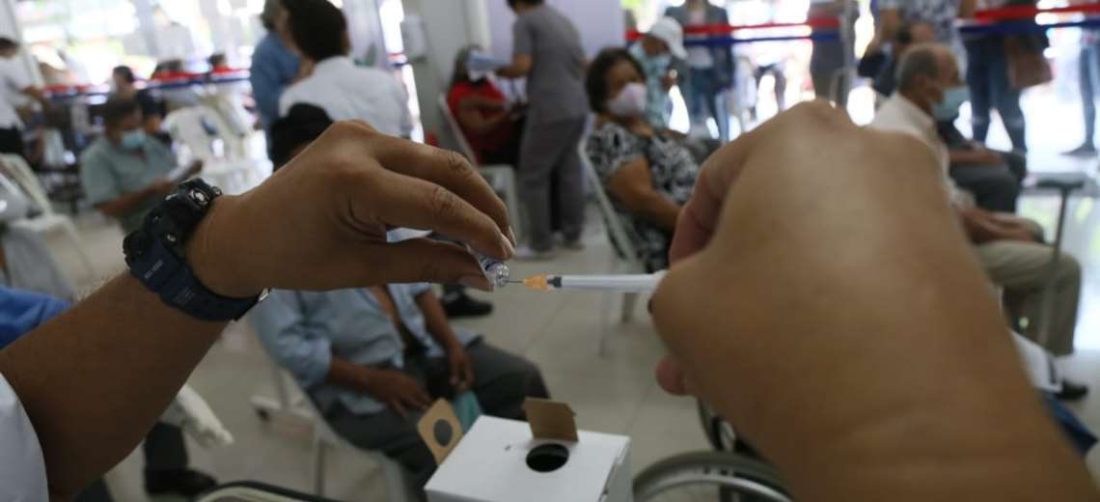 Foto El Deber: la vacunación continuará este sábado y domingo con 11 centros habilitados. 