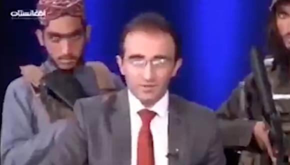 El periodista Mirwais Heidari Haqdoost rodeado de talibanes armados en Afganistán. (Captura de video).