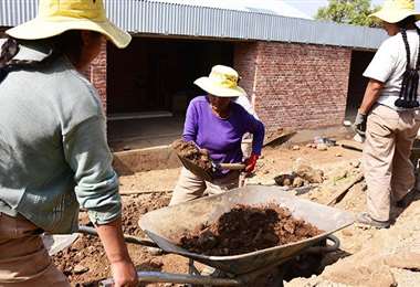 Mujeres realizando trabajos de construcción