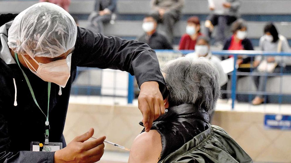 Una persona recibe la vacuna anticovid en un punto de la Costanera, en Cochabamba. DICO SOLÍS