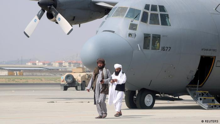 Talibanes recorren la losa del aeropuerto.
