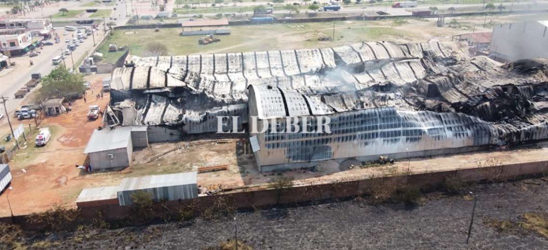 El fuego consumió casi la totalidad de la fabrica de colchones/Foto EL DEBER.