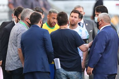 Neymar y Messi hablan con funcionarios de salud brasileños tras la interrupción del partido