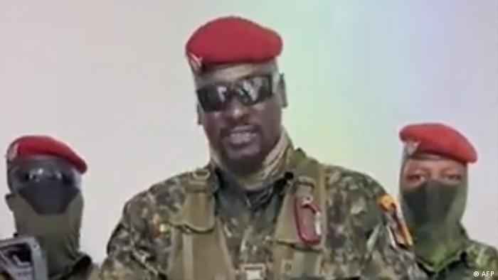 El coronel golpista Mamady Doumbouya se dirige a los guineanos.