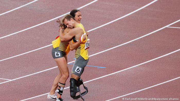 Los alemanes Johannes Floors y Irmgard Bensusan celebran su medalla de oro en 400 metros. 