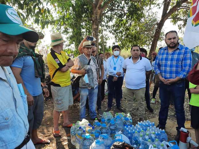 La delegación del Gobierno le entregó agua a los marchistas que llegaron a Guarayos