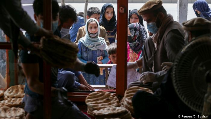 Distribución de pan a la población en Kabul en mayo de 2020.