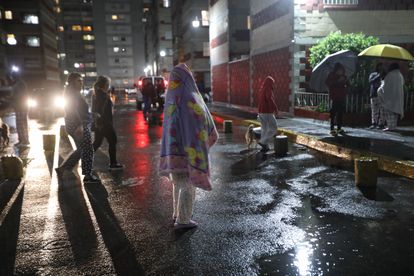 Residentes evacuan sus viviendas tras presentarse un sismo hoy martes en Ciudad de México.
