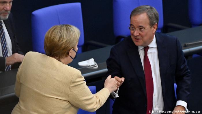 Angela Merkel saluda a Armin Laschet, candidato de los conservadores. 