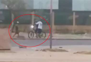 El ciclista fue atacado por dos sujetos. Foto: Captura de pantalla