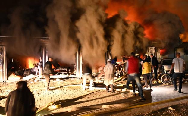 Las llamas arrasan el hospital de Tetovo (Macedonia del Norte)./EFE