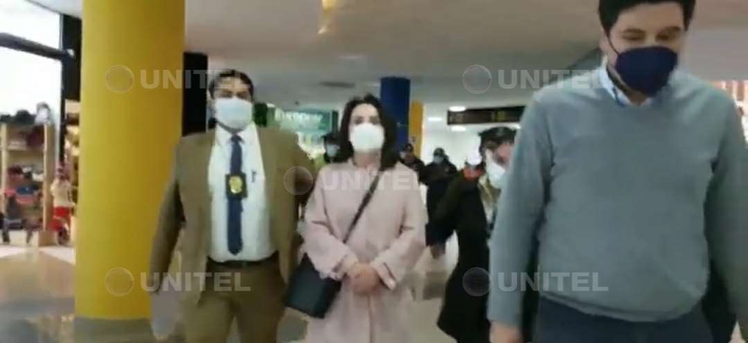 María Lourdes Doria Medina llega al aeropuerto de El Alto 