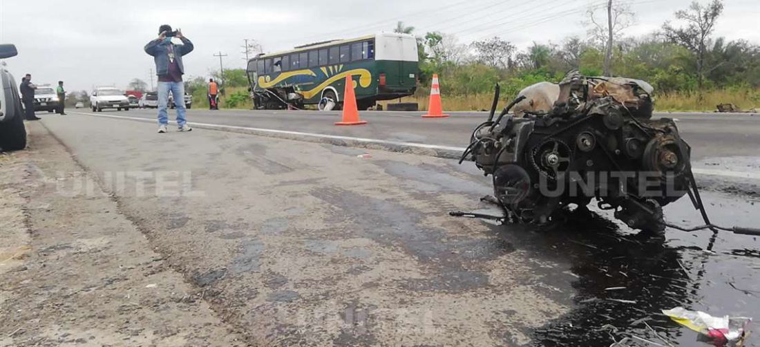 El motor de la vagoneta implicada quedó sobre el asfalto/Foto: Marcela Gutiérrez