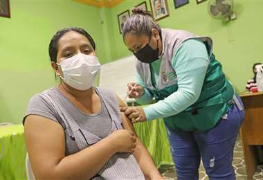 Vacunación contra el coronavirus en mercados de Santa Cruz