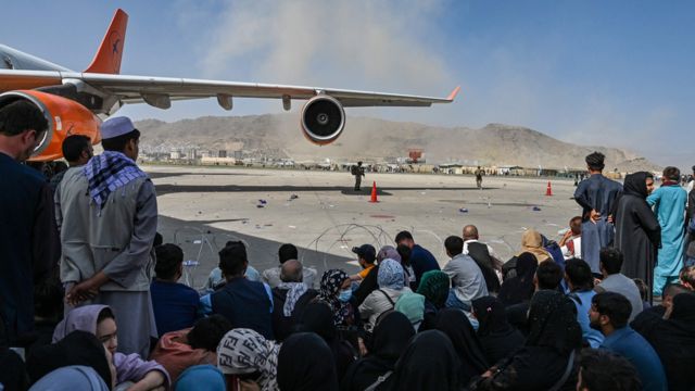 Afganos esperando para salir del aeropuerto de Kabul el 16 de agosto de 2021.