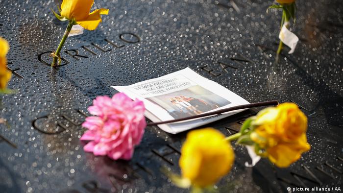 Familiares de las víctimas dejaron flores en el Memorial y Museo del 9/11.