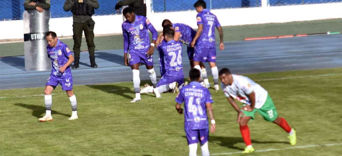 El festejo de los jugadores de Real Potosí tras el gol de Gutiérrez. Foto. APG