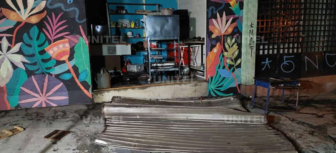 Puerta destruida de la pizzería en La Paz 