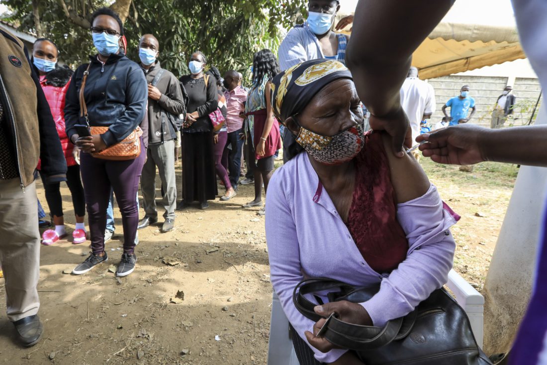 Una persona siendo vacunada contra el COVID-19 en Kenia
