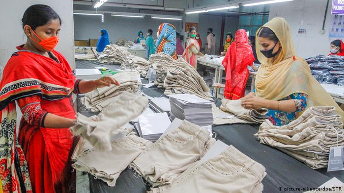 Taller de confecciones de ropa en Baka, Bangladesch