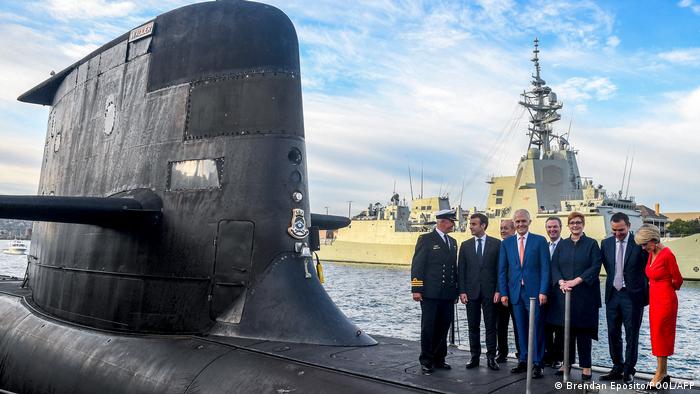 El presidente francés, Emmanuel Macron, y el primer ministro australiano, Malcolm Turnbull, en una imagen de mayo de 2018, sobre un submarino.