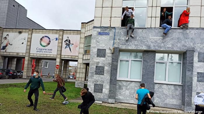 Los estudiantes saltaron por las ventanas en la universidad de Perm.