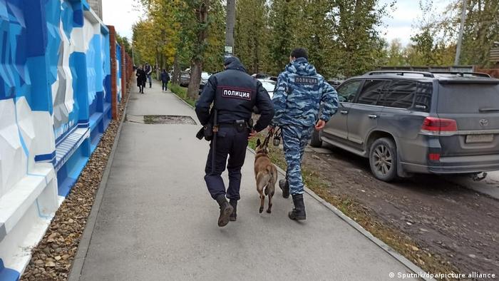 Oficiales de Policía junto a la Universidad de Perm, en Rusia.