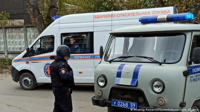 La Policía y los servicios de emergencia, en Perm, Rusia.
