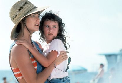 Demi Moore abraza a su hija, Rumer Willis (que hace de su hija en la ficción también), en una escena de 'Striptease'.