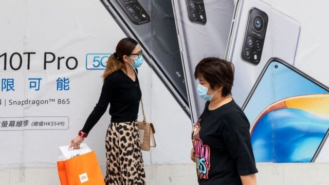 Una publicidad del teléfono Xiaomi 10T Procon dos mujeres que pasan caminando.