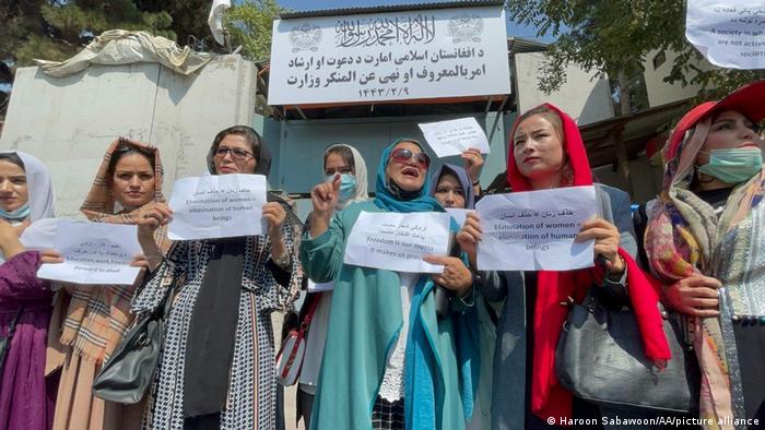 Protesta de mujeres afganas en Kabul contra el régimen talibán y sus prohibiciones. (19.09.2021).