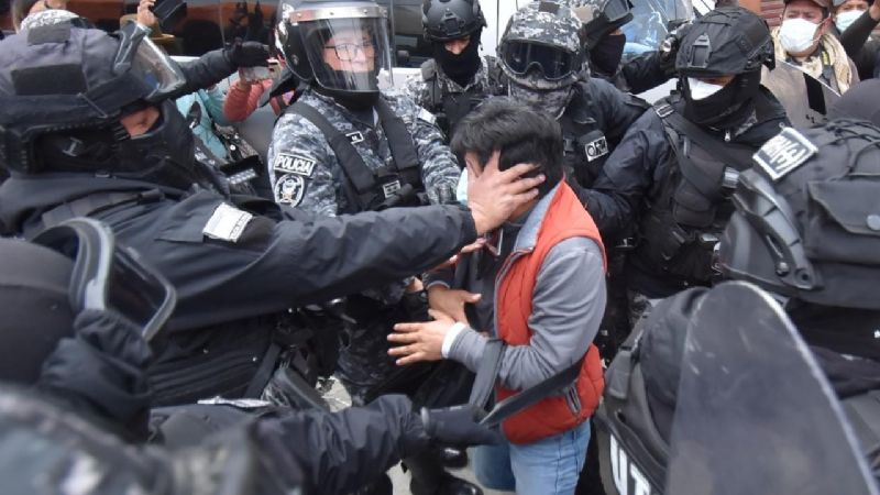 Policía ofrece disculpas por el arresto del periodista Carlos Quisbert y compromete garantías para la prensa